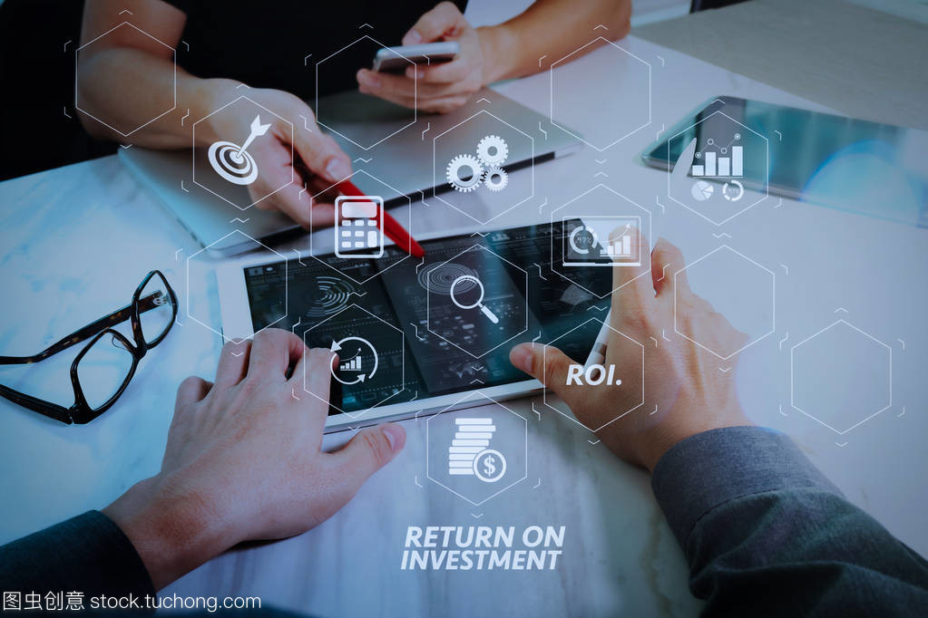 用于改善業務的虛擬儀表盤中投資指標的 Roi 回報。商務團隊會議出席。照片專業投資者使用新的啟動項目。財務經理會議